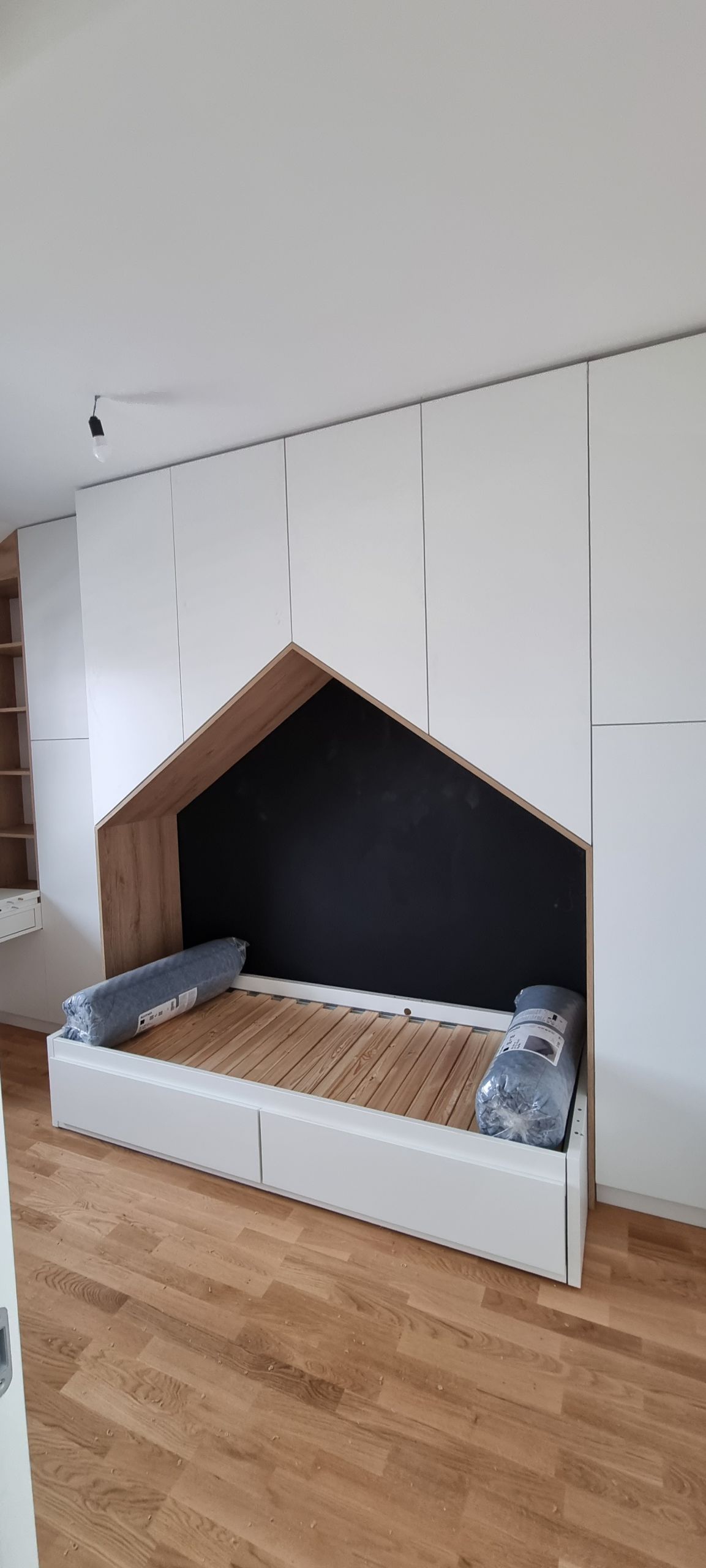 Krevet u niši oblikovanoj poput kućice