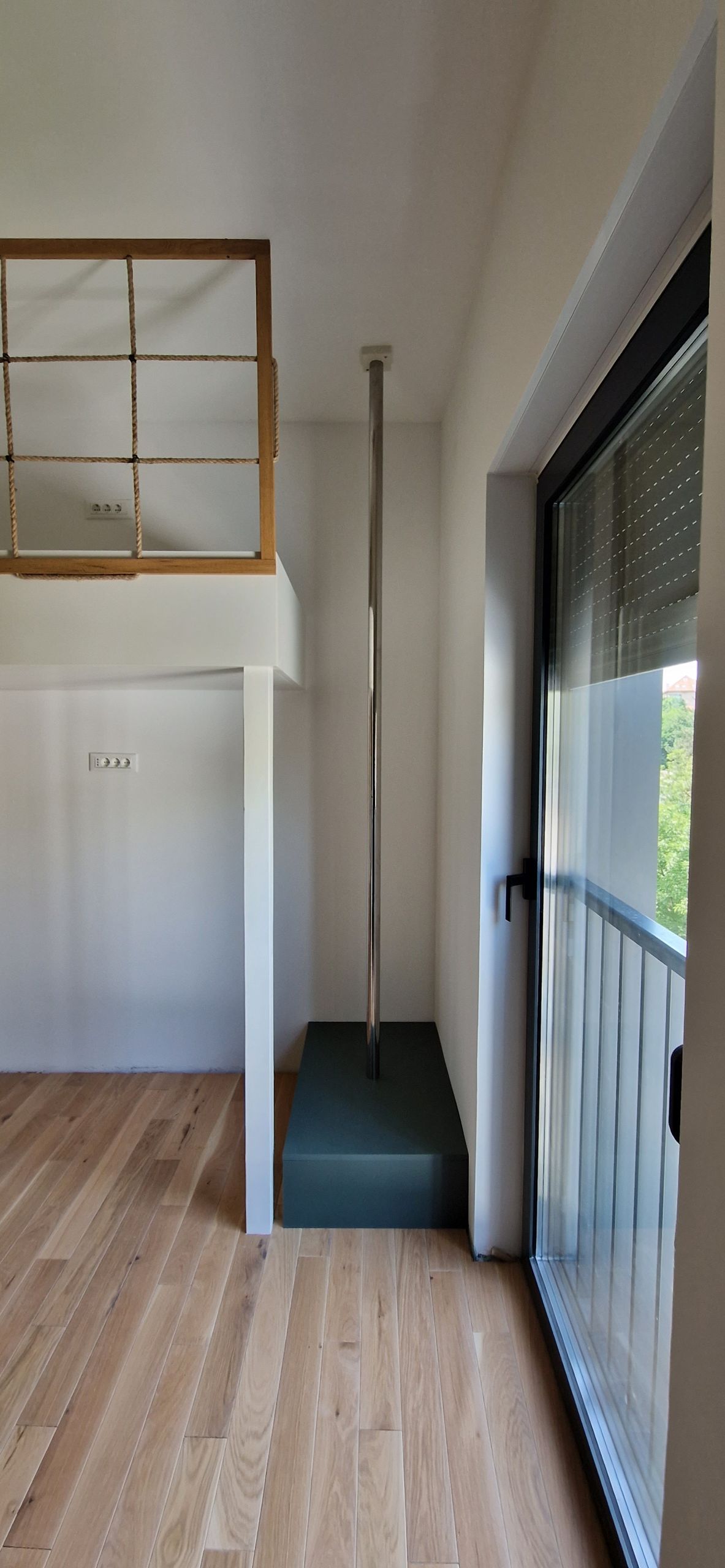 Dječja galerija s platformom i vatrogasnom šipkom