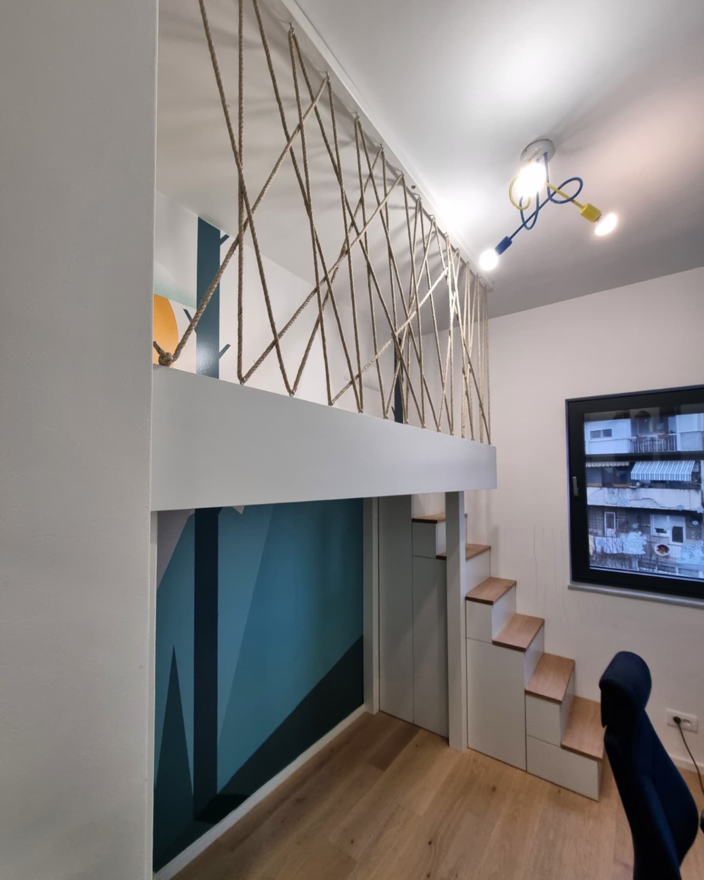 Dječja galerija s ogradom od užeta i spremišnim stepenicama
