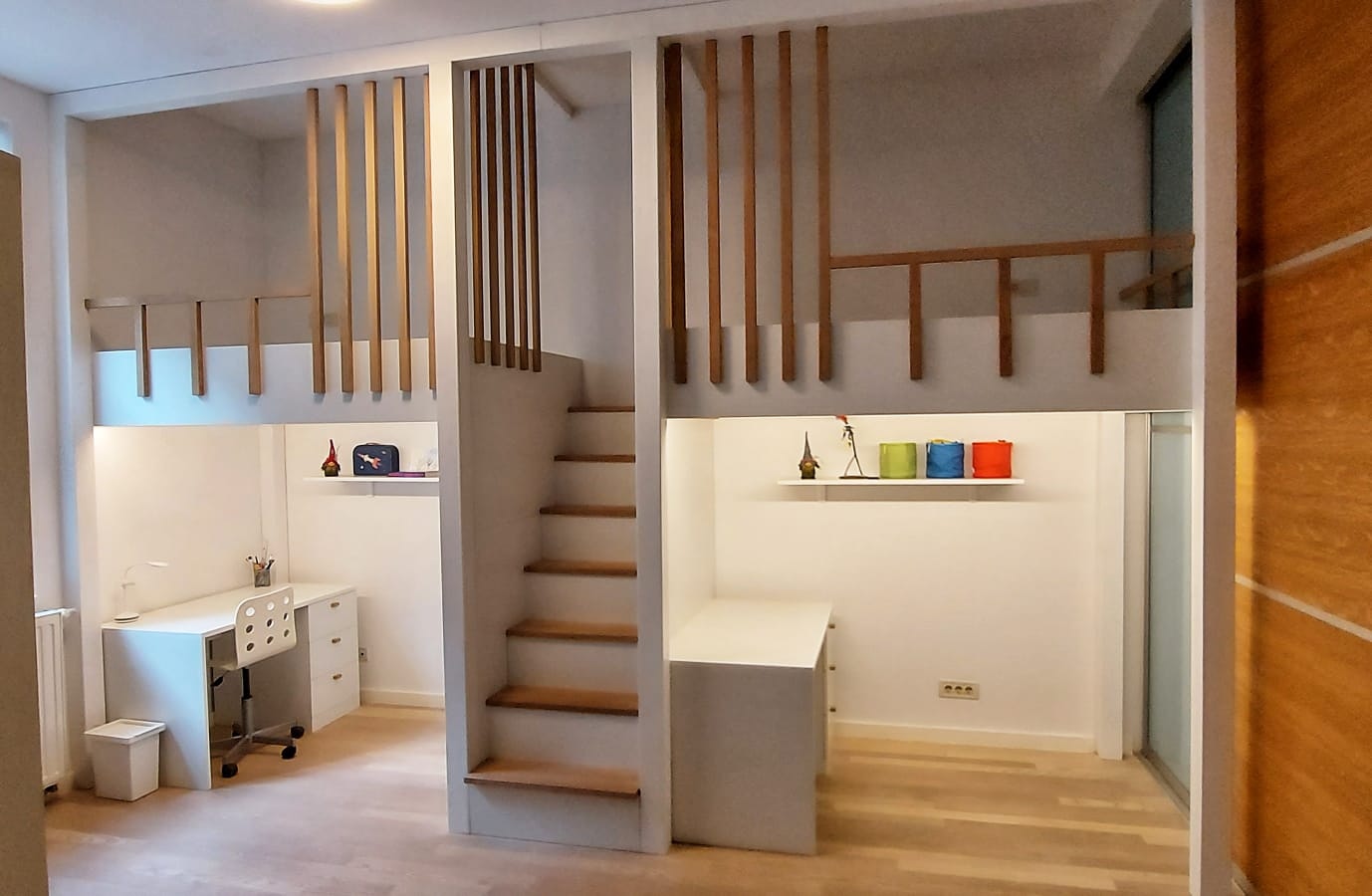 Dvostruka dječja galerija s radnim stolovima i stepenicama