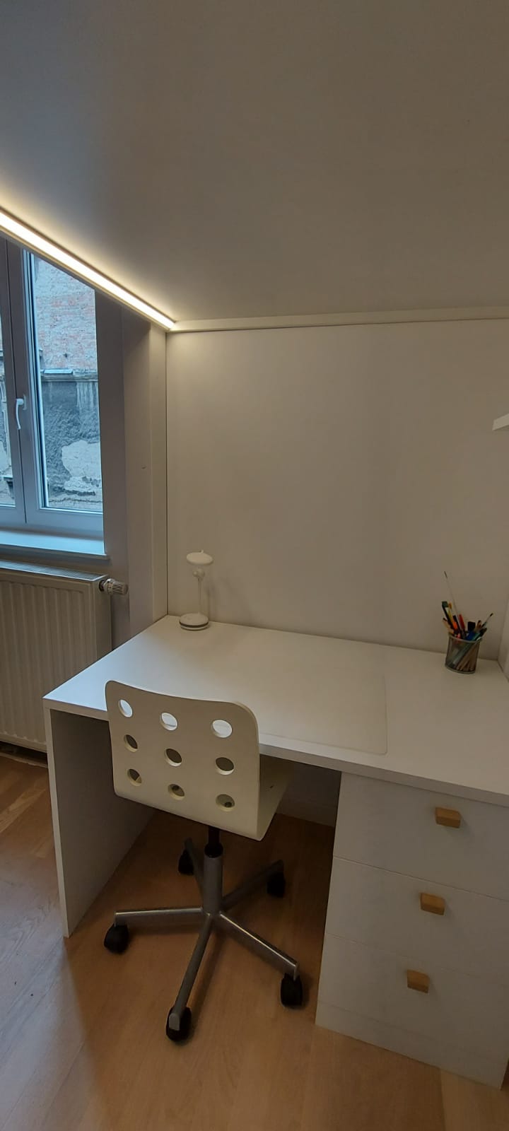 Bijeli radni stol s integriranom rasvjetom