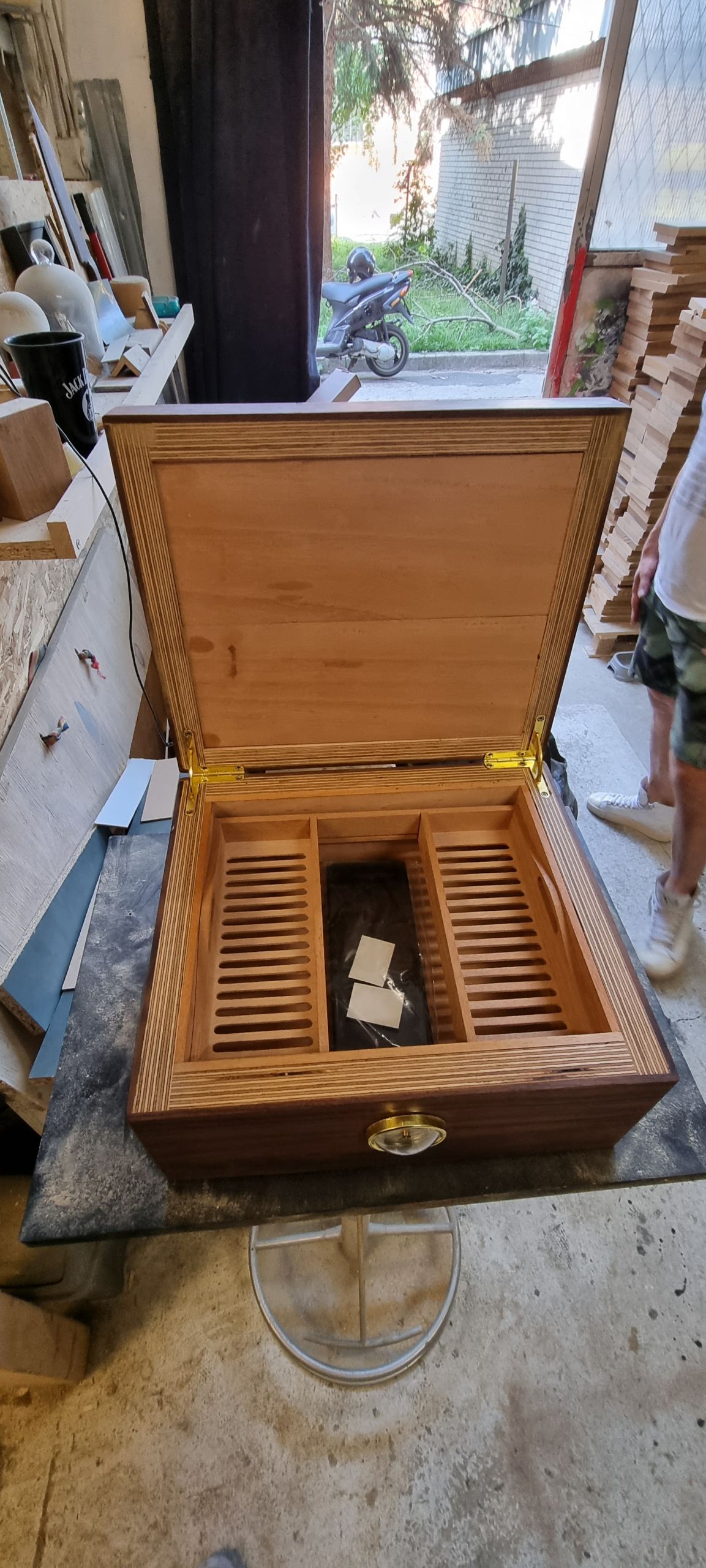 Ručno izrađen drveni humidor s pretincima