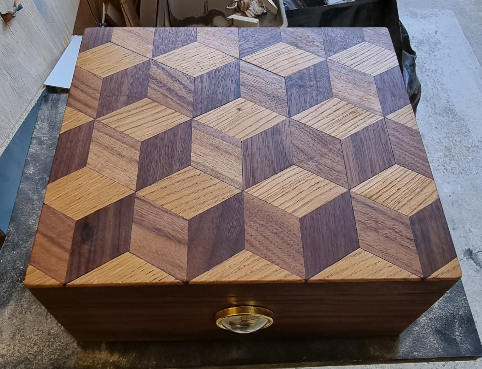 Geometrijska intarzija na poklopcu humidora