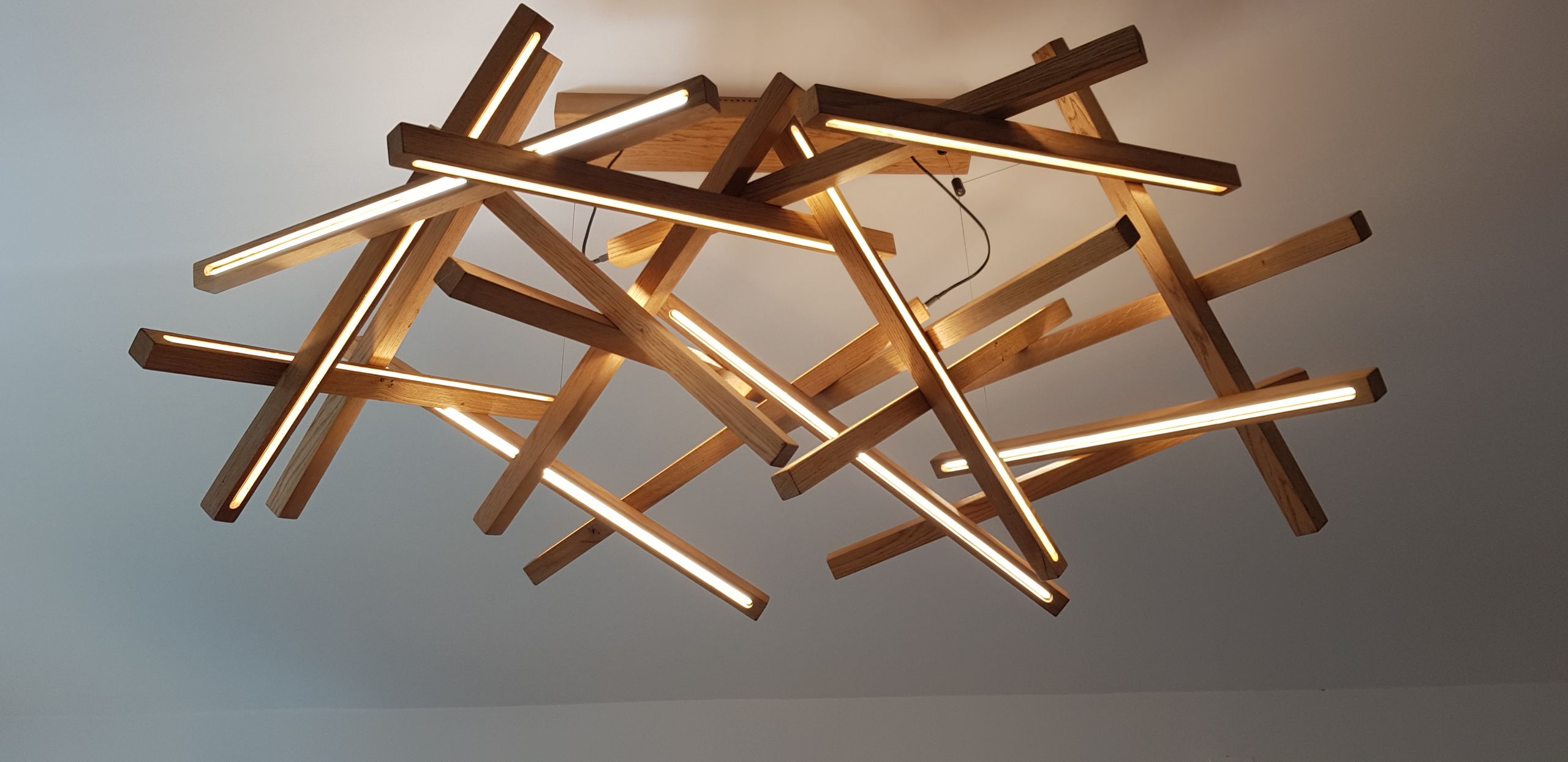 Skulpturalna drvena LED rasvjeta