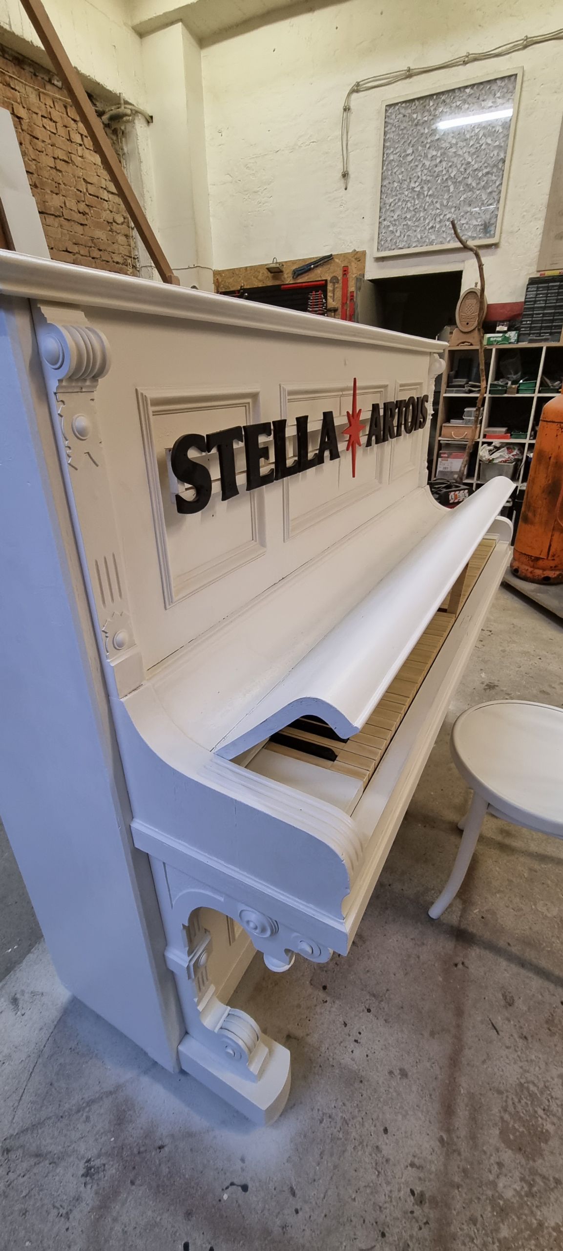 Brendirani Stella Artois piano