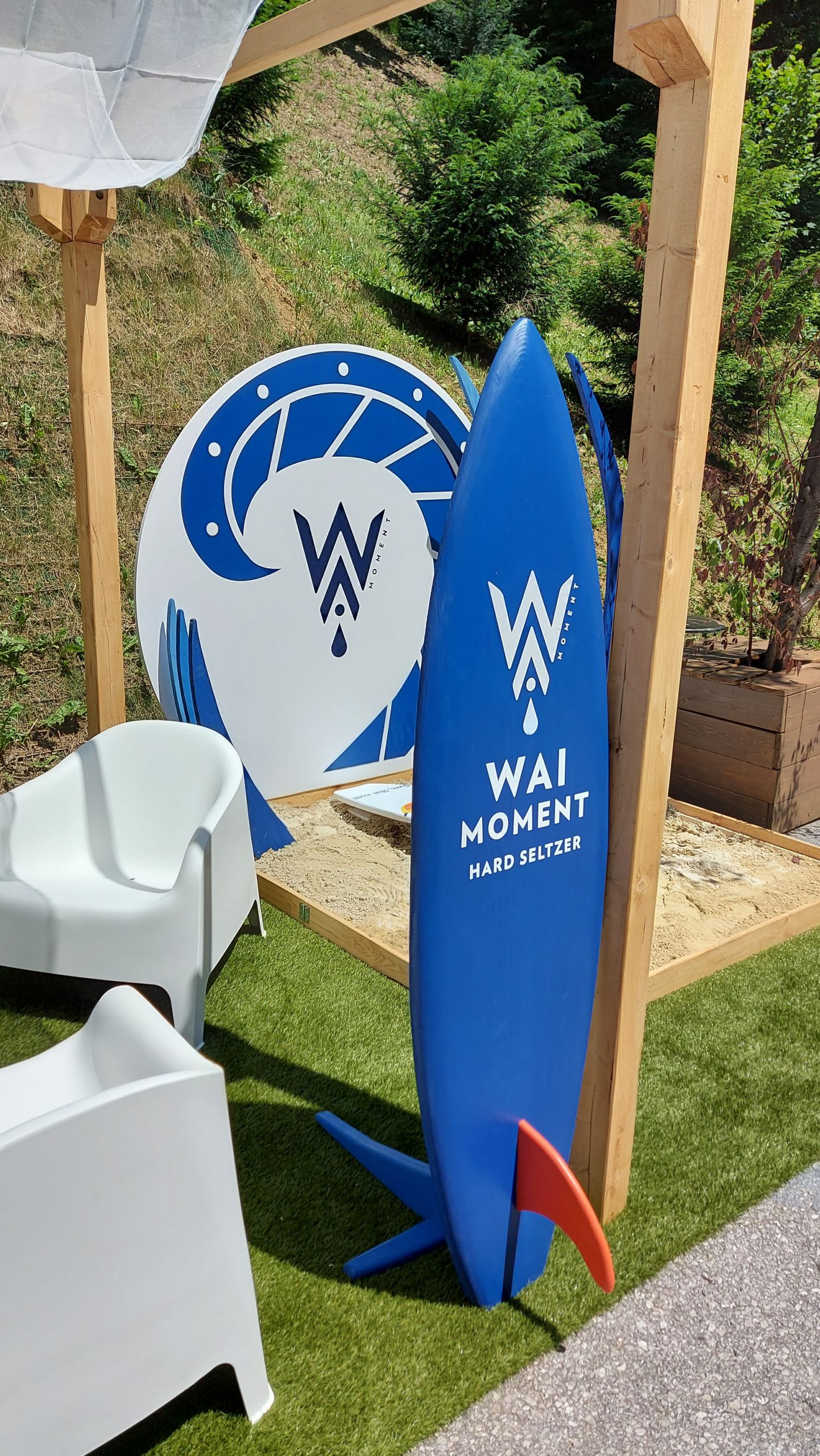 WAI Moment scenografija sa surf daskama