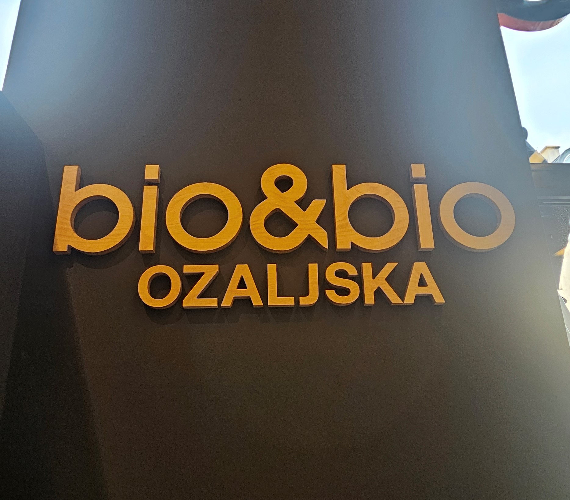 Drveni natpis bio&bio
