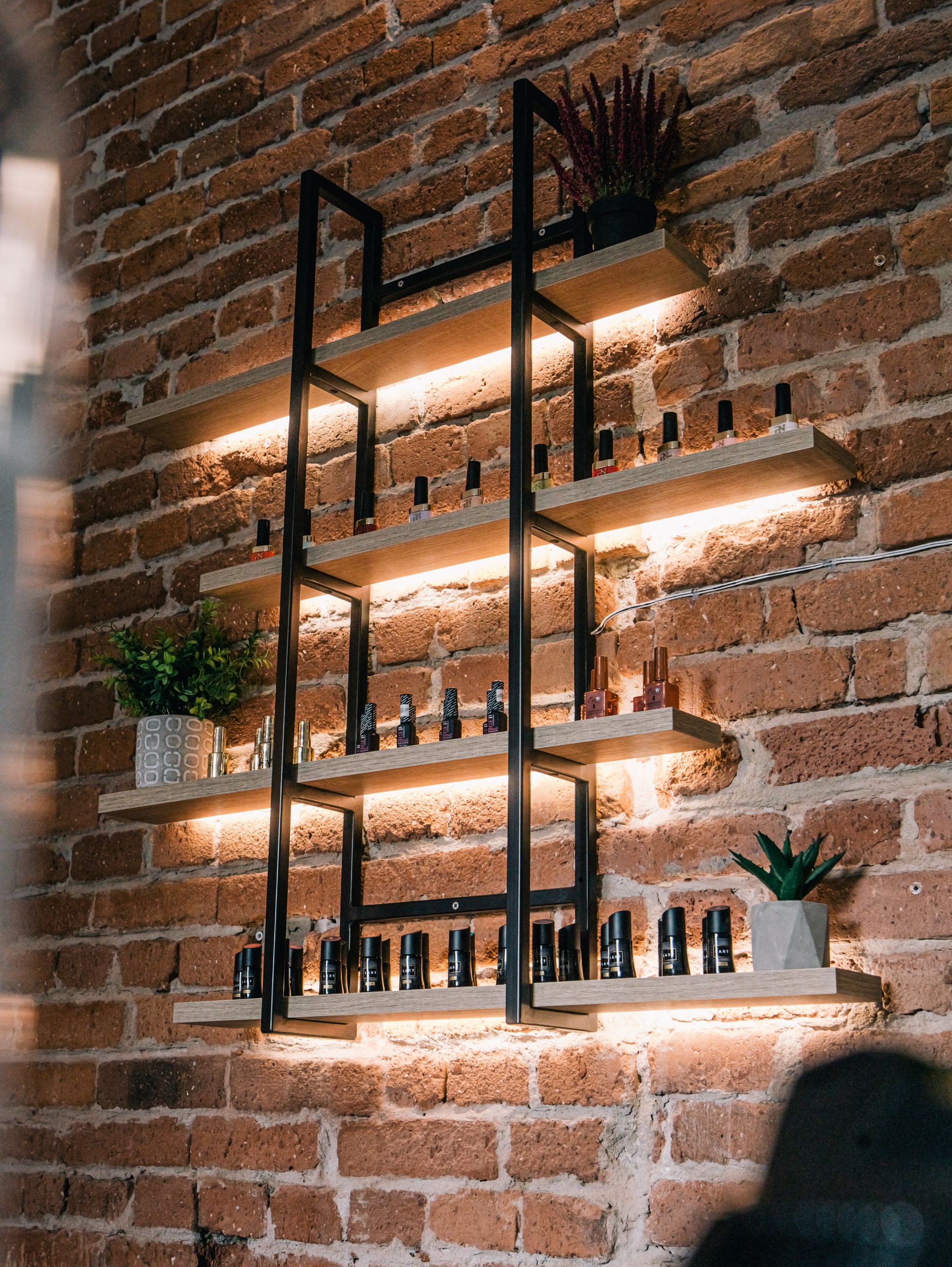 Osvijetljene police za proizvode u beauty salonu